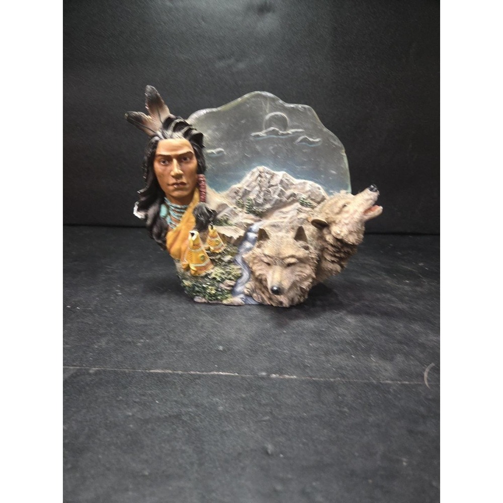 Hamilton Collection Tribal Guardians‎ From the Noble Heritage, Wolf Sculpture